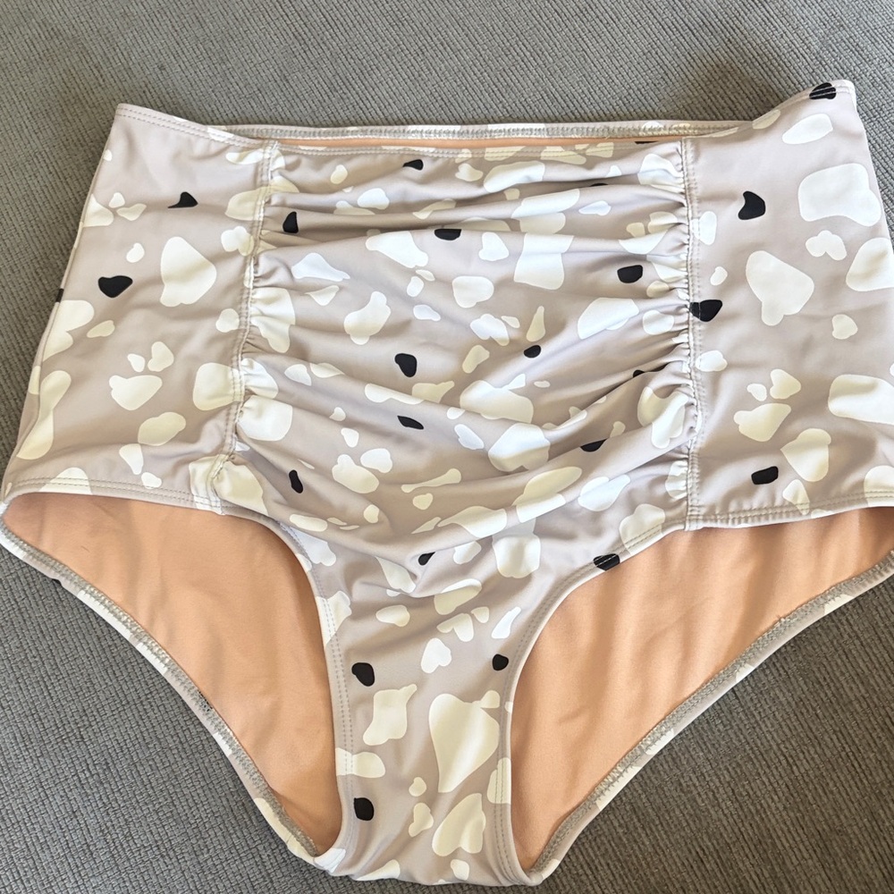 Kortni Jeane Patterned High-Waisted Bikini Bottoms - Cream and Black